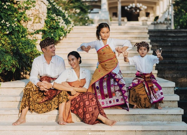 Happy Salma memang sering mengenakan baju adat Bali dalam kesehariannya setelah 13 tahun menikah dengan suamnya yang asal Bali, Tjokorda Bagus Dwi Santana Kertayasa atau Tjok Gus. Tjok Gus diketahui merupakan pria bangsawan keturunan raja Bali. Foto: Instagram @happysalma