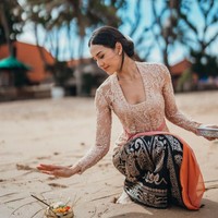 Anya Geraldine tampil anggun mengenakan baju adat Bali bernuansa krem dengan selendang merah muda. Rambutnya juga ditata sederhana namun rapi dan menawan. “ku akhiri segalanya dengan Astungkara”,” tulisnya di Instagram. Foto: Instagram @anyageraldine