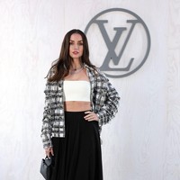Ana de Armas memesona dengan look monokrom dan tas terbaru keluar Louis Vuitton. (Foto: Pascal Le Segretain/Getty Images for Louis Vuitton)