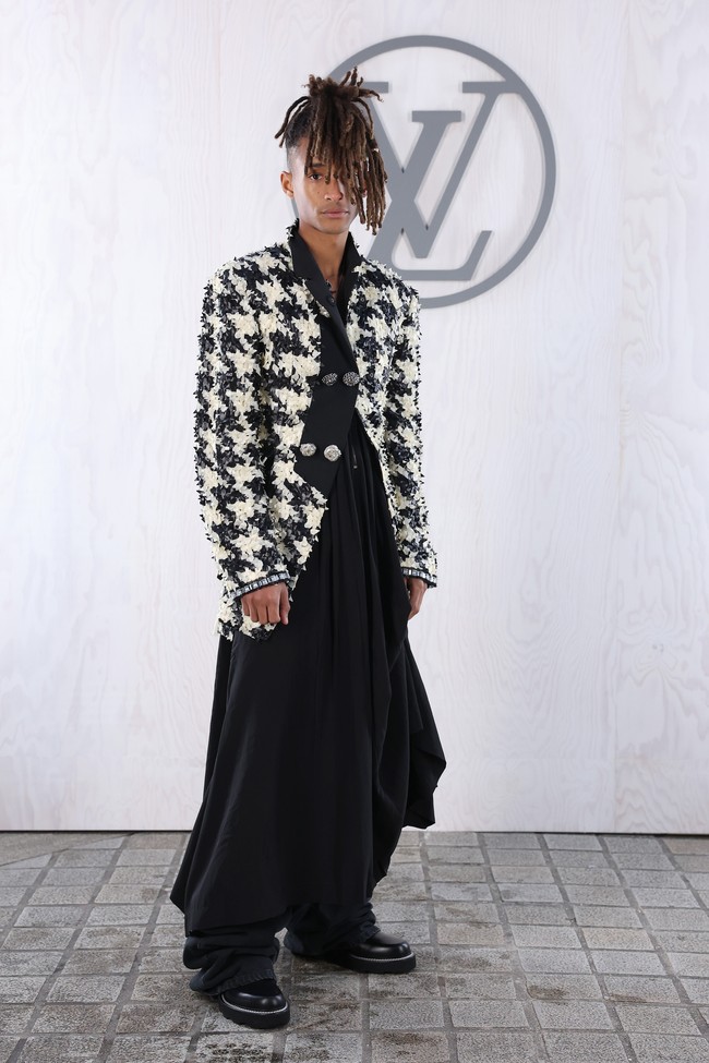 Jaden Smith tampil penuh gaya dengan jaket motif houndstooth yang eksentrik. (Foto: Pascal Le Segretain/Getty Images for Louis Vuitton)