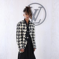 Jaden Smith tampil penuh gaya dengan jaket motif houndstooth yang eksentrik. (Foto: Pascal Le Segretain/Getty Images for Louis Vuitton)