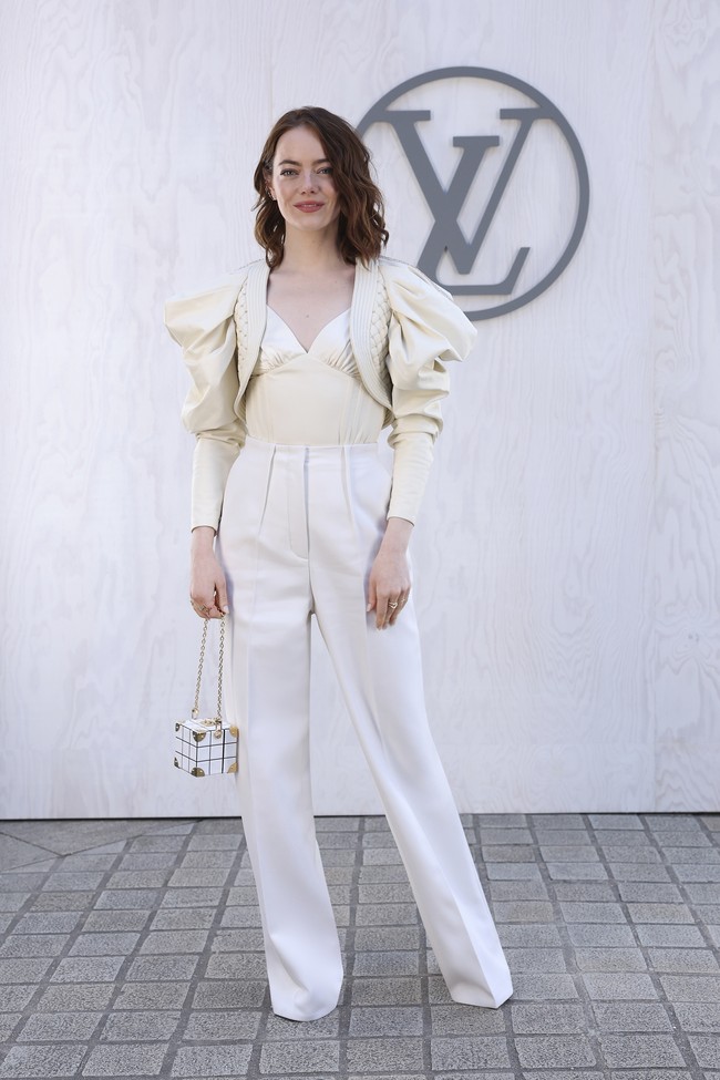 Menutup rangkaian Paris Fashion Week edisi Musim Gugur-Dingin 2024, Selasa (5/3/2024), fashion show Louis Vuitton berlangsung di Museum Louvre, tepatnya area ikonis Cour Carrée du Louvre. Di sinilah, desainer Nicolas Ghesquiere menyuguhkan koleksi perdananya sebagai direktur kreatif busana wanita LV. Aktris Emma Stone, salah satu wajah LV, ikut hadir untuk merayakannya dengan tren white on white yang stylish. (Foto: Pascal Le Segretain/Getty Images for Louis Vuitton)