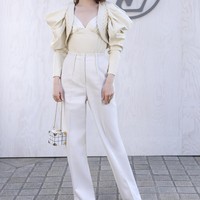 Menutup rangkaian Paris Fashion Week edisi Musim Gugur-Dingin 2024, Selasa (5/3/2024), fashion show Louis Vuitton berlangsung di Museum Louvre, tepatnya area ikonis Cour Carrée du Louvre. Di sinilah, desainer Nicolas Ghesquiere menyuguhkan koleksi perdananya sebagai direktur kreatif busana wanita LV. Aktris Emma Stone, salah satu wajah LV, ikut hadir untuk merayakannya dengan tren white on white yang stylish. (Foto: Pascal Le Segretain/Getty Images for Louis Vuitton)