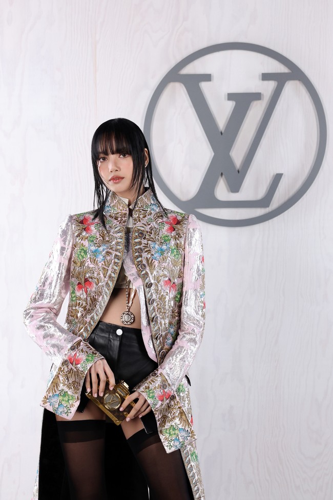 Lisa BLACKPINK mengejutkan penggemar dengan kehadirannya di Louis Vuitton Fall/Winter 2024 show pada Rabu (6/3/2024). Mengingat dia baru saja menonton konser Taylor Swift di Singapura dan merupakan global ambassador CELINE. Foto: Pascal Le Segretain/Getty Images for Louis Vuitton