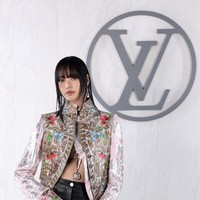 Lisa BLACKPINK mengejutkan penggemar dengan kehadirannya di Louis Vuitton Fall/Winter 2024 show pada Rabu (6/3/2024). Mengingat dia baru saja menonton konser Taylor Swift di Singapura dan merupakan global ambassador CELINE. Foto: Pascal Le Segretain/Getty Images for Louis Vuitton