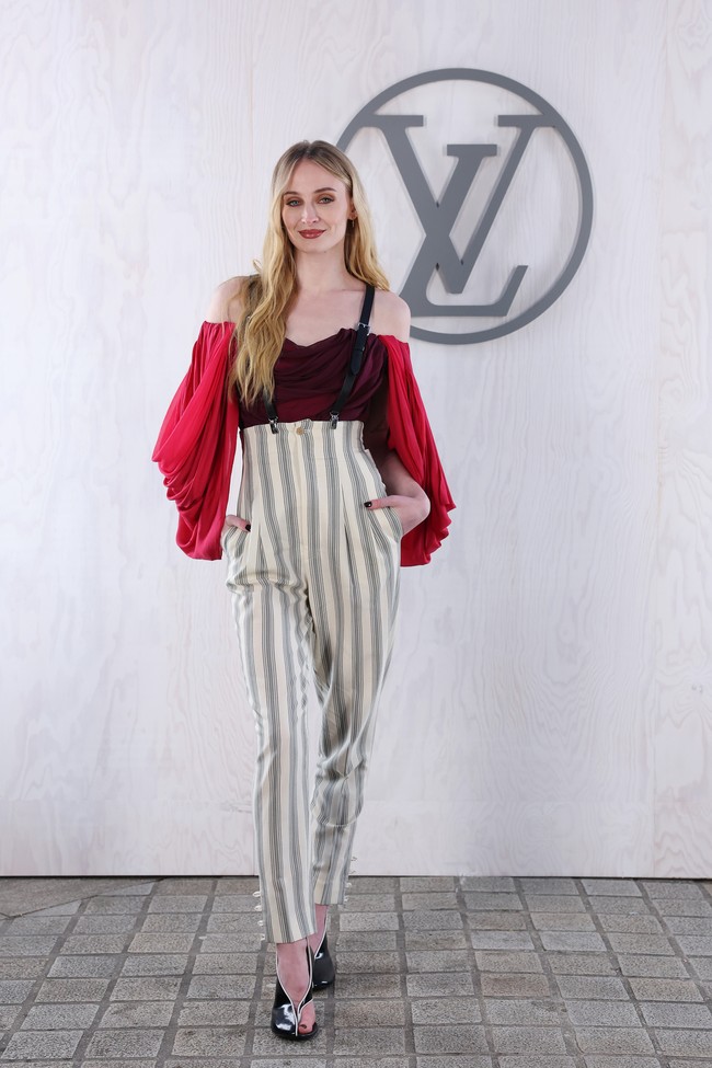 Sophie Terner muncul dalam balutan jumpsuit denggan aksentuasi pada bagian lengan. (Foto: Pascal Le Segretain/Getty Images for Louis Vuitton)