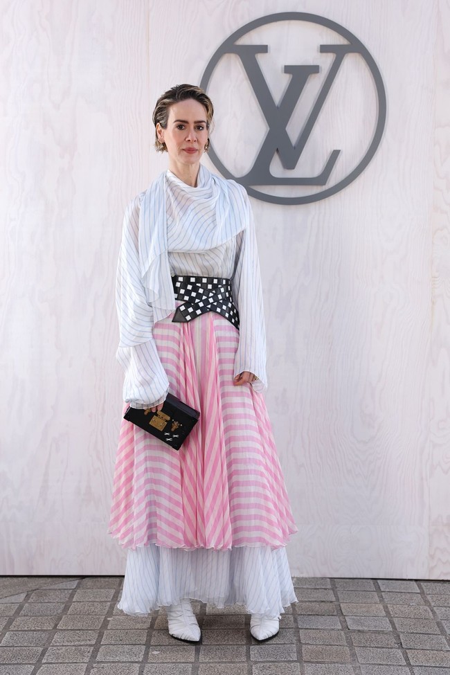 Aktris Sarah Paulson bersolek dengan busana tabrak motif yang sukses menempatkannya pada sorotan. (Foto: Pascal Le Segretain/Getty Images for Louis Vuitton)
