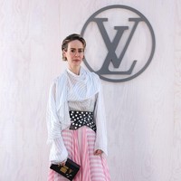 Aktris Sarah Paulson bersolek dengan busana tabrak motif yang sukses menempatkannya pada sorotan. (Foto: Pascal Le Segretain/Getty Images for Louis Vuitton)