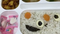 Jordan juga pernah dibawakan bekal lauk pedas. Kali ini sambal goreng kentang yang bikin semangat makan! Pendampingnya sayur sop dan permen. Foto: Instagram fahdjordan