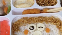 Bekal Jordan ini benar-benar mirip punya anak SD ya? Nasi putihnya diberi rambut mie goreng dan ada pelengkap telur mata sapi dan sup. Foto: Instagram fahdjordan