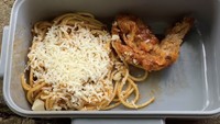 Bekal ala Italia! Jordan menunjukkan menu yang ia dapat yaitu spaghetti, roti pizza, dan chicken wings saus bolognese. Foto: Instagram fahdjordan