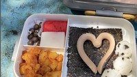 Tak kalah kreatif, istri Jordan juga membawakan nasi berhias nori dan sosis. Pelengkapnya sambal goreng kentang dan sayur sop yang tampilannya menarik selera. Foto: Instagram fahdjordan