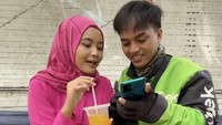 Sopir ojol bernama Jordan melalui unggahan Instagram miliknya, @fahdjordan rutin mengunggah potret gemas bekal dari sang istri. Followersnya yang sudah lebih dari 34 ribu pun selalu menunggunya. Foto: Instagram fahdjordan