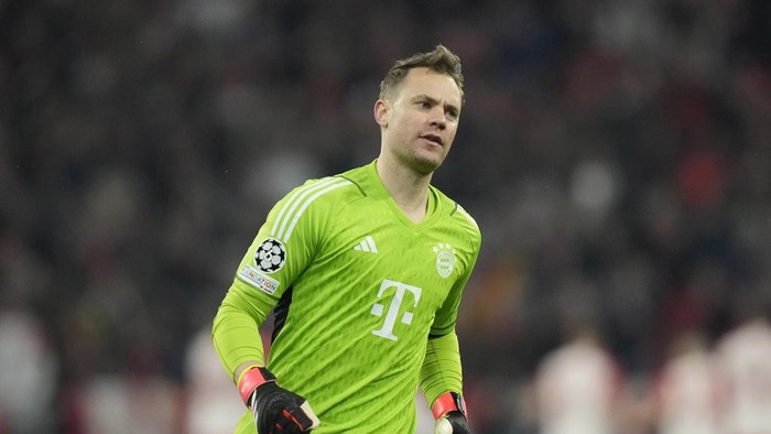 Bayerns goalkeeper Manuel Neuer celebrates after his teammate Harry Kane scores his sides opening goal during the Champions League round of 16 second leg soccer match between FC Bayern Munich and Lazio at the Allianz Arena stadium in Munich, Germany, Tuesday, March 5, 2024. (AP Photo/Matthias Schrader)