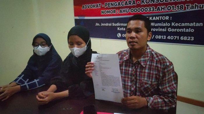 Mahasiswi Universitas Negeri Gorontalo (UNG) bernama Sinar Dahlia (22) mengaku diteror mantan pacarnya bernama Riswan gegara sakit hati diputuskan.