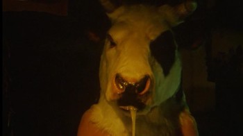 Gozu: Jika seseorang tidak mengetahui secara pasti isi cerita ini, lebih baik tidak menceritakannya dengan risiko dihukum mati. Gozu adalah roh jahat dengan penampilan kepala sapi. Kisahnya, selama perjalanan bus sekolah, seorang guru, yang tidak tahu bagaimana menenangkan murid-muridnya yang putus asa, punya ide buruk untuk menceritakan legenda horor ini. Setan itu kemudian sungguh datang dan merasuki tubuhnya. Ketika guru selesai bercerita, bus telah jatuh dan semua siswa tergeletak di tanah kesakitan. Tak satu pun dari mereka yang selamat dapat mengingat kisah horor Jepang yang menjadi penyebab tragedi ini. Foto: Unwired