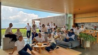 Pemilik nama lengkap Nazril Irham itu bahkan sempat menginap di sebuah villa di Bandung bersama teman-teman SMA-nya. Seru! Foto: Instagram arielnoah/xarielsite