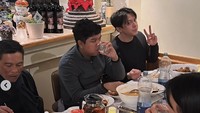 Belum lama ini Ariel dan keluarga liburan ke Eropa. Saat di Amsterdam, Belanda, ia dan rombongan santap di restoran Indonesia di sana bernama Desa Restaurant. Foto: Instagram arielnoah/xarielsite