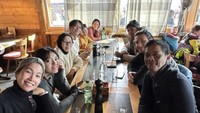 Mampir ke Swiss, mereka ke spot-spot wisata populer seperti main ski. Lalu untuk mengisi perut, Ariel dan keluarga makan bersama. Foto: Instagram arielnoah/xarielsite