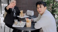 Kalau ini momen Ariel berada di Jepang untuk urusan bisnis. Sebelum aktivitas, ia sarapan es kopi dan kue yang terlihat enak! Foto: Instagram arielnoah/xarielsite