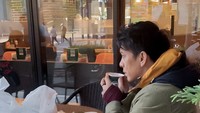 Santuy! Pria 42 tahun ini kedapatan sedang menikmati segelas kopi di Yokohama, Jepang. Ia memilih kopi hangat di tengah dinginnya cuaca Jepang. Foto: Instagram arielnoah/xarielsite