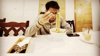 Makan ramen, Ariel unggah potret yang bikin netizen bingung. Ada yang salah, tulisnya di keterangan foto. Foto: Instagram arielnoah/xarielsite