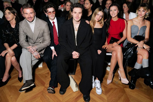 Inilah kebersamaan Harper Seven bersama ayahnya, David Beckha, dua kakaknya, Cruz dan Brooklyn Beckham dan kakak iparnya Nicola Peltz. Mereka duduk di front row untuk menonton fashion show koleksi musim dingin/gugur 2024 Victoria Beckham. Foto: Darren Gerrish/WireImage for Victoria Beckham