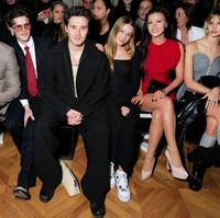Inilah kebersamaan Harper Seven bersama ayahnya, David Beckha, dua kakaknya, Cruz dan Brooklyn Beckham dan kakak iparnya Nicola Peltz. Mereka duduk di front row untuk menonton fashion show koleksi musim dingin/gugur 2024 Victoria Beckham. Foto: Darren Gerrish/WireImage for Victoria Beckham