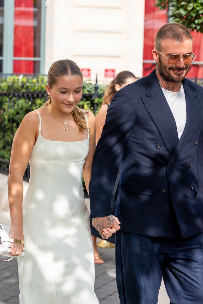 Pada 2023, saat hadir di Paris Fashion Week juga untuk menonton fashion show koleksi karya Victoria, Harper mengenakan rancangan sang ibu. Harper tampil bak model yang keluar dari catwalk dalam balutan koleksi yang dinamai Midi Cami Dress. Foto: Marc Piasecki/GC Images