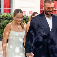 Pada 2023, saat hadir di Paris Fashion Week juga untuk menonton fashion show koleksi karya Victoria, Harper mengenakan rancangan sang ibu. Harper tampil bak model yang keluar dari catwalk dalam balutan koleksi yang dinamai Midi Cami Dress. Foto: Marc Piasecki/GC Images