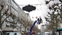 Tampak pekerja tengah memasang hiasan ramadan di Grosse Bockenheimer Strasse, yang disebut Fressgass, Frankfurt, Jerman. 
