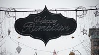 Hiasan yang dipasang di Frankfurt, Jerman, ini bertuliskan happy ramadan dan lampu bergambar bulan sabit serta bintang.