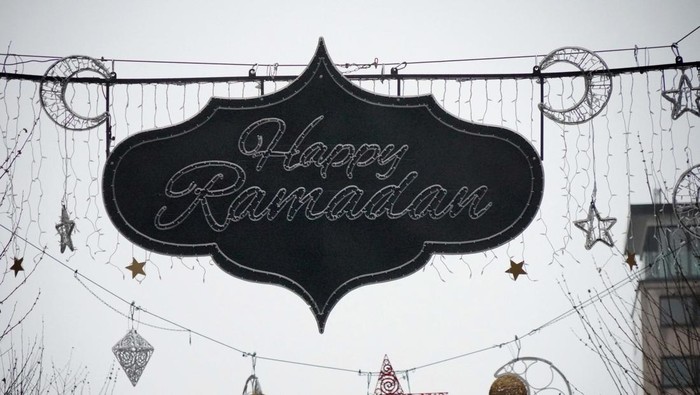 Hiasan Sambut Ramadan Hiasi Frankfurt Jerman A camera team films Ramadan lights which have been installed at the Grosse Bockenheimer Strasse, called