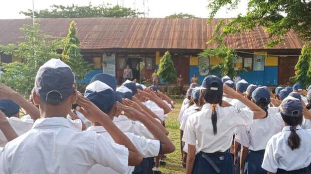 Ipda I Gede Putu Parwata keliling sekolah di Pantai Baru, NTT
