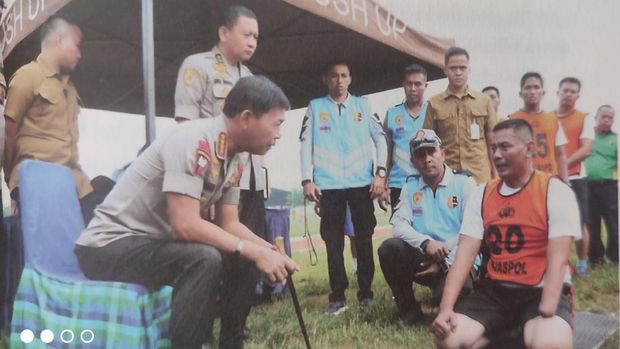 Kapolri Jenderal Idham Azis bersama Tholib, calon perwira difabel, di Markas Brimob