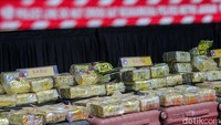 Ratusan kilogram sabu tersebut disusun bertumpuk di atas meja. Polisi juga menyita sejumlah koper wadah sabu tersebut.