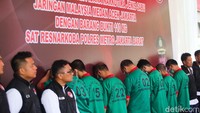 Dalam kasus ini, polisi menangkap tujuh tersangka, yakni SD (44), AN (42), MR (42), MT atau Murtala (42), ML (29), WP (24), dan RD (22).