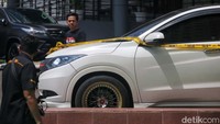 ST dan AN kemudian bernyanyi. Mereka menyebutkan adanya gudang narkoba di Cluster Gebang, Kelurahan Taman Sari, Medan, Sumut. Polisi kemudian melakukan penggeledahan dan menangkap dua pelaku lainnya, yakni MR dan MT atau Murtala.