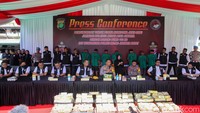 Kapolres Metro Jakarta Barat, Kombes M. Syahduddi menggelar barang bukti dan tersangka di Mapolres Metro Jakarta Barat, Rabu (6/3/2024).