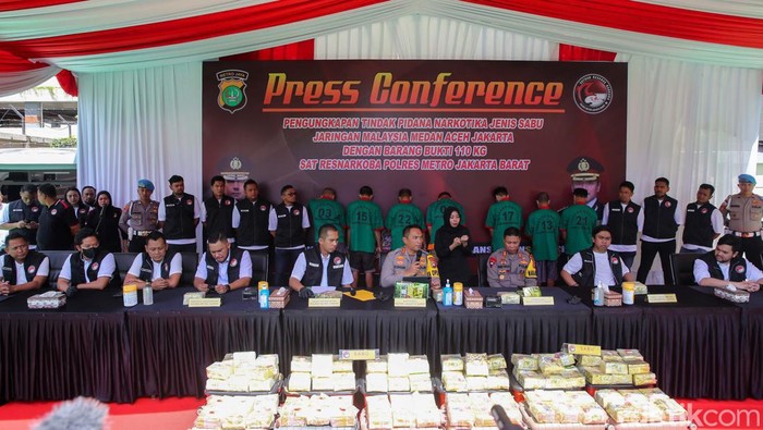 Satresnarkoba Polres Metro Jakarta Barat menangkap gembong narkoba Murtala cs. Dari tangan Murtala Cs, disita barang bukti sabu seberat 110 kilogram.