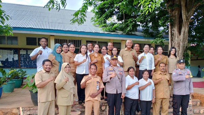 Ipda I Gede Putu Parwata keliling sekolah di Pantai Baru, NTT
