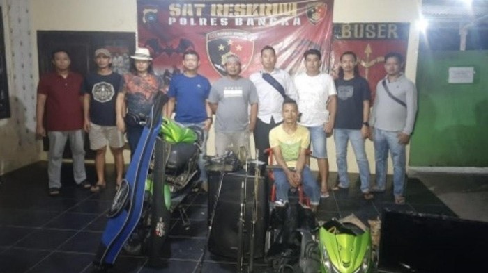 Ipin (duduk) spesialis bobol rumah di 6 TKP ditangkap polisi.
