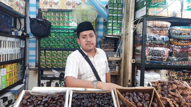 Jelang Ramadan Warga Ramai Beli Kurma di Tanah Abang