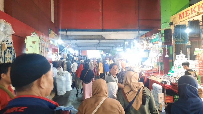 Jelang Ramadan Warga Ramai Beli Kurma di Tanah Abang