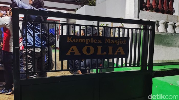 Jemaah masjid Aolia saat melaksanakan salat tarawih lebih awal di musala rumah Imam jemaah masjid Aolia, KH. Ibnu Hajar Pranolo, Rabu (6/3/2024).