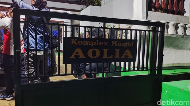 Jemaah masjid Aolia saat melaksanakan salat tarawih lebih awal di musala rumah Imam jemaah masjid Aolia, KH. Ibnu Hajar Pranolo, Rabu (6/3/2024).