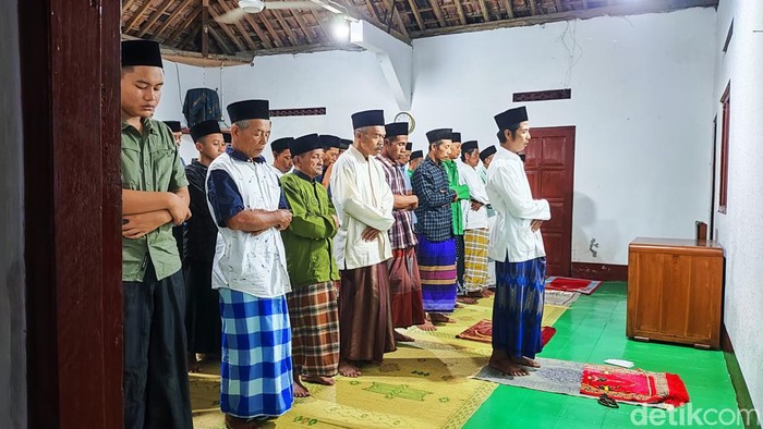 Jemaah masjid Aolia saat melaksanakan salat tarawih lebih awal di musala rumah Imam jemaah masjid Aolia, KH. Ibnu Hajar Pranolo, Rabu (6/3/2024).