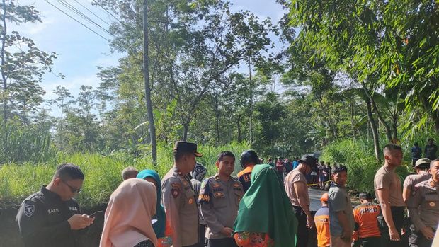 Petugas melakukan evakuasi terhadap warga yang tertimbun jembatan roboh di Salatiga, Rabu (6/3/2024).