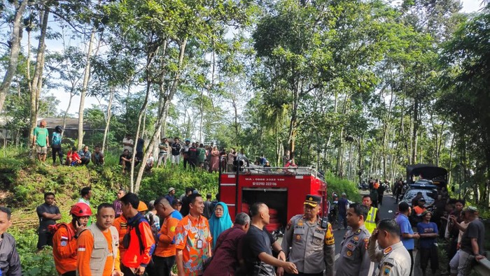Petugas melakukan evakuasi terhadap warga yang tertimbun jembatan roboh di Salatiga, Rabu (6/3/2024).