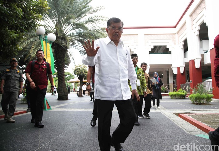 Jelang Ramadan, aksi bersih-bersih dilakukan di Masjid Akbar Kemayoran, Jakarta Pusat, Rabu (6/3/2024). Kegiatan ini turut dihadiri Ketum DMI Jusuf Kalla.